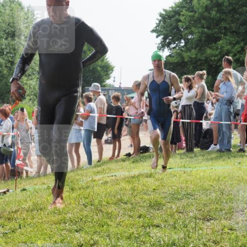 15.06.2025 - 27. Vierlanden-Triathlon KatJ http://msf.ph/oto/8006758 15.06.2025 10:05:44 Schwimmen 366, 378, 392, 401, 413, 442, 450 meine-sportfotos.de