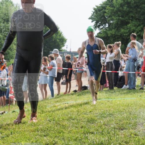 15.06.2025 - 27. Vierlanden-Triathlon KatJ http://msf.ph/oto/8006766 15.06.2025 10:05:44 Schwimmen 366, 378, 392, 401, 413, 442, 450 meine-sportfotos.de