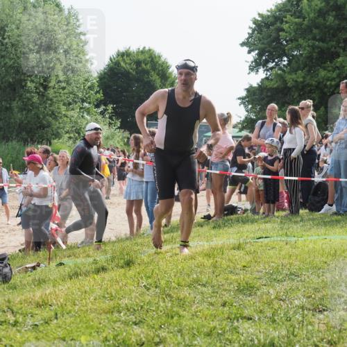 15.06.2025 - 27. Vierlanden-Triathlon KatJ http://msf.ph/oto/8006822 15.06.2025 10:05:48 Schwimmen 366, 392, 401, 413, 435, 442, 450 meine-sportfotos.de