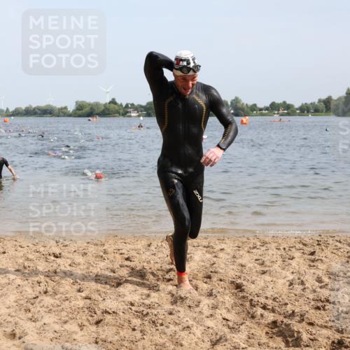 15.06.2025 - 27. Vierlanden-Triathlon Lena Gebhardt http://msf.ph/oto/8006828 15.06.2025 10:04:41 Schwimmen 389, 390, 404, 452 meine-sportfotos.de
