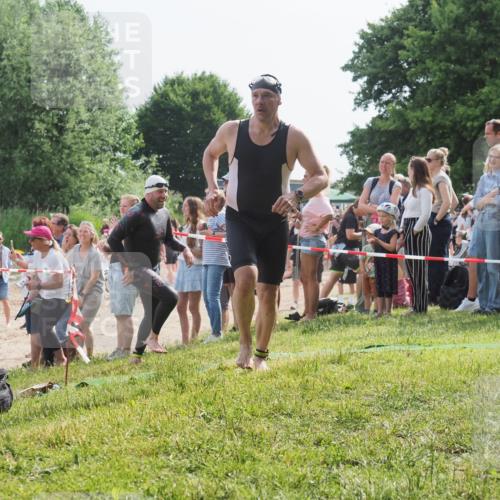 15.06.2025 - 27. Vierlanden-Triathlon KatJ http://msf.ph/oto/8006832 15.06.2025 10:05:48 Schwimmen 366, 392, 401, 413, 435, 442, 450 meine-sportfotos.de