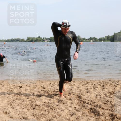 15.06.2025 - 27. Vierlanden-Triathlon Lena Gebhardt http://msf.ph/oto/8006839 15.06.2025 10:04:41 Schwimmen 389, 390, 404, 452 meine-sportfotos.de