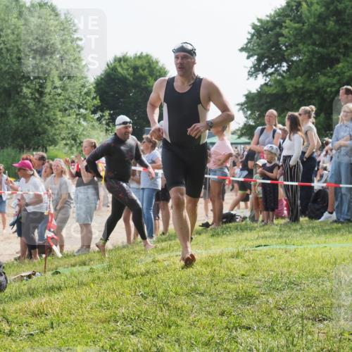 15.06.2025 - 27. Vierlanden-Triathlon KatJ http://msf.ph/oto/8006842 15.06.2025 10:05:48 Schwimmen 366, 392, 401, 413, 435, 442, 450 meine-sportfotos.de