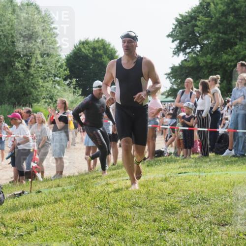 15.06.2025 - 27. Vierlanden-Triathlon KatJ http://msf.ph/oto/8006851 15.06.2025 10:05:48 Schwimmen 366, 392, 401, 413, 435, 442, 450 meine-sportfotos.de