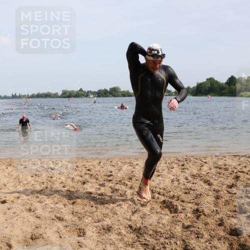 15.06.2025 - 27. Vierlanden-Triathlon Lena Gebhardt http://msf.ph/oto/8006861 15.06.2025 10:04:41 Schwimmen 389, 390, 404, 452 meine-sportfotos.de