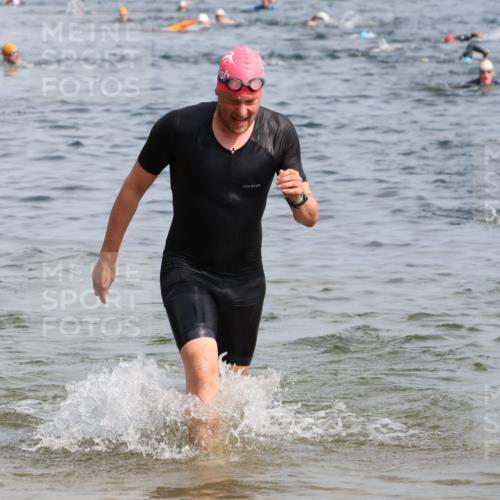 15.06.2025 - 27. Vierlanden-Triathlon Lena Gebhardt http://msf.ph/oto/8006865 15.06.2025 10:04:46 Schwimmen 389, 390, 400, 452 meine-sportfotos.de