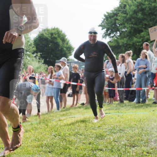 15.06.2025 - 27. Vierlanden-Triathlon KatJ http://msf.ph/oto/8006875 15.06.2025 10:05:50 Schwimmen 392, 401, 413, 435, 442, 450 meine-sportfotos.de