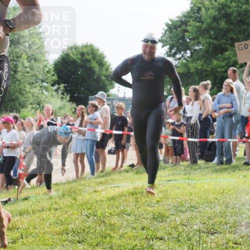 15.06.2025 - 27. Vierlanden-Triathlon KatJ http://msf.ph/oto/8006881 15.06.2025 10:05:50 Schwimmen 392, 401, 413, 435, 442, 450 meine-sportfotos.de