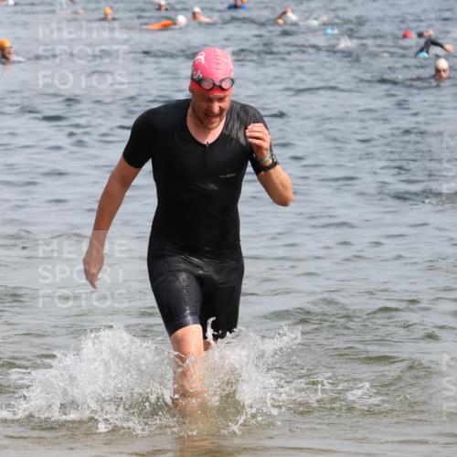15.06.2025 - 27. Vierlanden-Triathlon Lena Gebhardt http://msf.ph/oto/8006883 15.06.2025 10:04:46 Schwimmen 389, 390, 400, 452 meine-sportfotos.de
