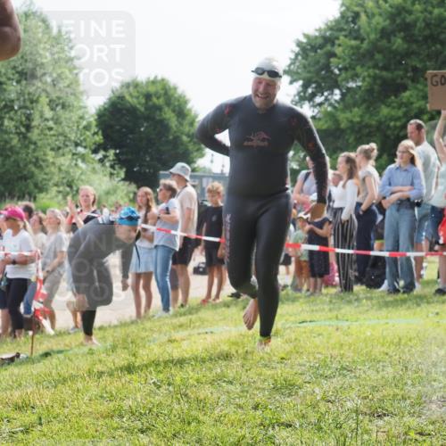 15.06.2025 - 27. Vierlanden-Triathlon KatJ http://msf.ph/oto/8006892 15.06.2025 10:05:50 Schwimmen 392, 401, 413, 435, 442, 450 meine-sportfotos.de