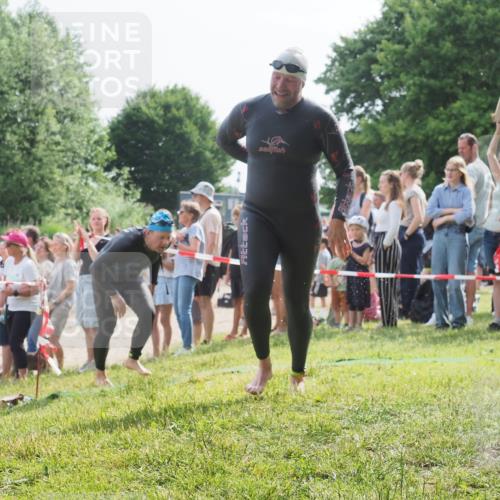 15.06.2025 - 27. Vierlanden-Triathlon KatJ http://msf.ph/oto/8006895 15.06.2025 10:05:50 Schwimmen 392, 401, 413, 435, 442, 450 meine-sportfotos.de