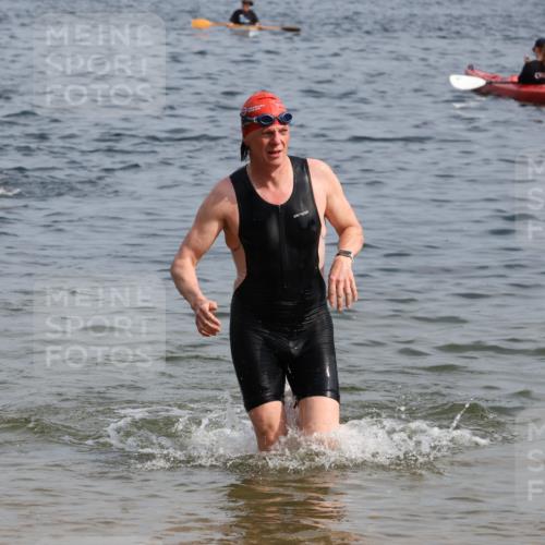 15.06.2025 - 27. Vierlanden-Triathlon Lena Gebhardt http://msf.ph/oto/8006899 15.06.2025 10:04:47 Schwimmen 389, 390, 400, 452 meine-sportfotos.de
