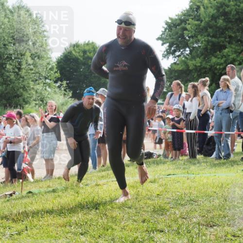 15.06.2025 - 27. Vierlanden-Triathlon KatJ http://msf.ph/oto/8006915 15.06.2025 10:05:50 Schwimmen 392, 401, 413, 435, 442, 450 meine-sportfotos.de