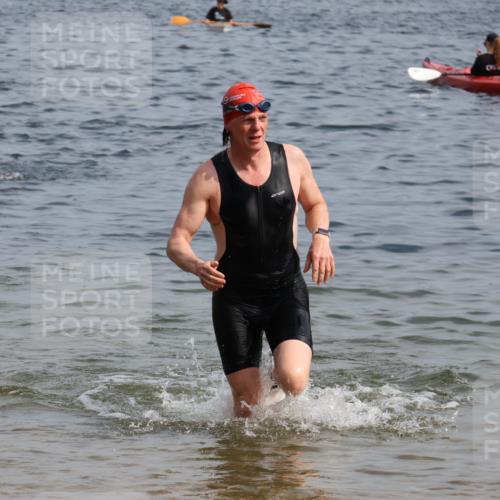 15.06.2025 - 27. Vierlanden-Triathlon Lena Gebhardt http://msf.ph/oto/8006918 15.06.2025 10:04:47 Schwimmen 389, 390, 400, 452 meine-sportfotos.de
