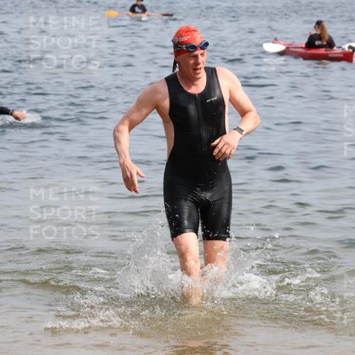 15.06.2025 - 27. Vierlanden-Triathlon Lena Gebhardt http://msf.ph/oto/8006934 15.06.2025 10:04:48 Schwimmen 389, 390, 400, 452 meine-sportfotos.de