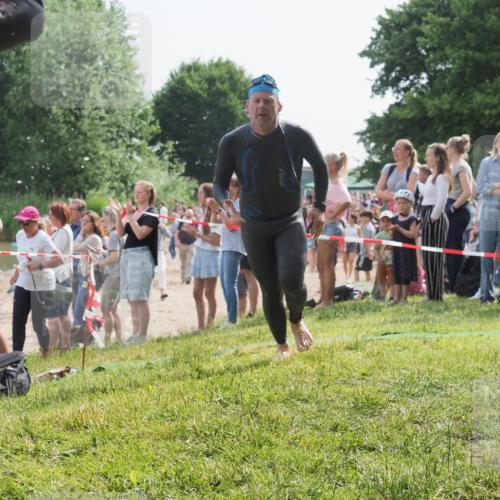 15.06.2025 - 27. Vierlanden-Triathlon KatJ http://msf.ph/oto/8006940 15.06.2025 10:05:52 Schwimmen 392, 401, 435, 442, 450, 458 meine-sportfotos.de