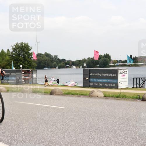 21.06.2025 - 27. Vierlanden-Triathlon H.Heesch http://msf.ph/oto/8006945 15.06.2025 12:07:12 Radfahren 942, 961 meine-sportfotos.de