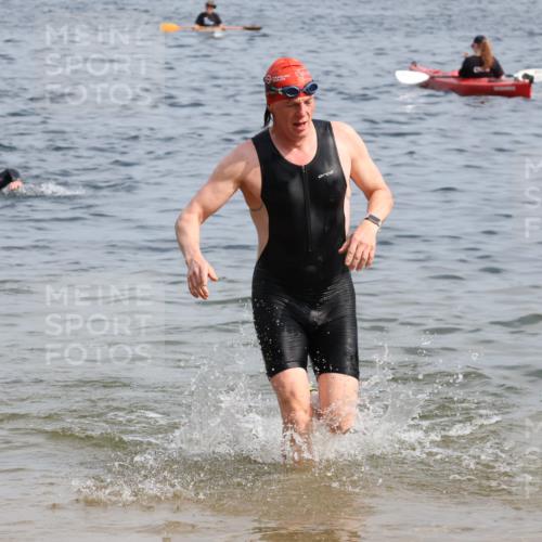 15.06.2025 - 27. Vierlanden-Triathlon Lena Gebhardt http://msf.ph/oto/8006957 15.06.2025 10:04:48 Schwimmen 389, 390, 400, 452 meine-sportfotos.de