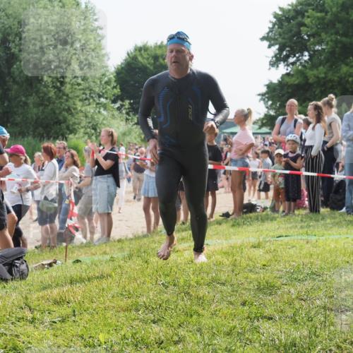 15.06.2025 - 27. Vierlanden-Triathlon KatJ http://msf.ph/oto/8006962 15.06.2025 10:05:52 Schwimmen 392, 401, 435, 442, 450, 458 meine-sportfotos.de