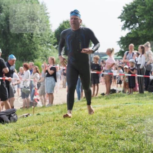 15.06.2025 - 27. Vierlanden-Triathlon KatJ http://msf.ph/oto/8006967 15.06.2025 10:05:52 Schwimmen 392, 401, 435, 442, 450, 458 meine-sportfotos.de