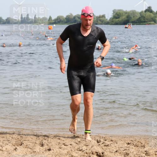 15.06.2025 - 27. Vierlanden-Triathlon Lena Gebhardt http://msf.ph/oto/8006972 15.06.2025 10:04:49 Schwimmen 389, 390, 400, 452 meine-sportfotos.de
