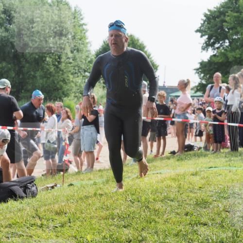 15.06.2025 - 27. Vierlanden-Triathlon KatJ http://msf.ph/oto/8006974 15.06.2025 10:05:52 Schwimmen 392, 401, 435, 442, 450, 458 meine-sportfotos.de