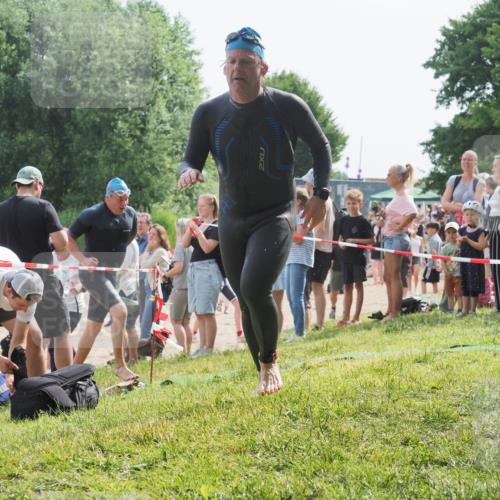 15.06.2025 - 27. Vierlanden-Triathlon KatJ http://msf.ph/oto/8006981 15.06.2025 10:05:52 Schwimmen 392, 401, 435, 442, 450, 458 meine-sportfotos.de