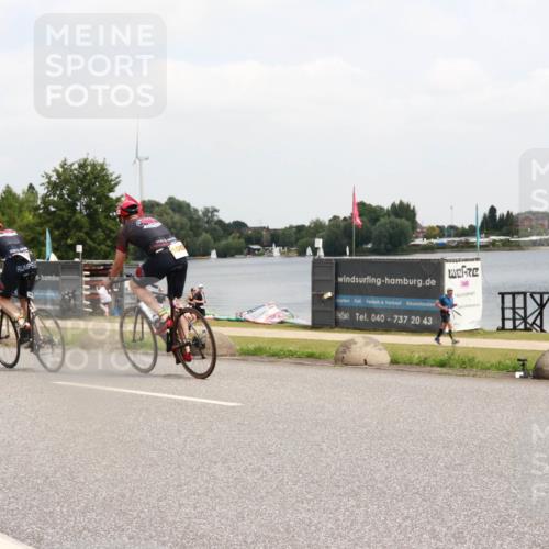21.06.2025 - 27. Vierlanden-Triathlon H.Heesch http://msf.ph/oto/8006995 15.06.2025 12:07:27 Radfahren 228, 662, 869, 909, 1000, 1001, 1002, 1003 meine-sportfotos.de
