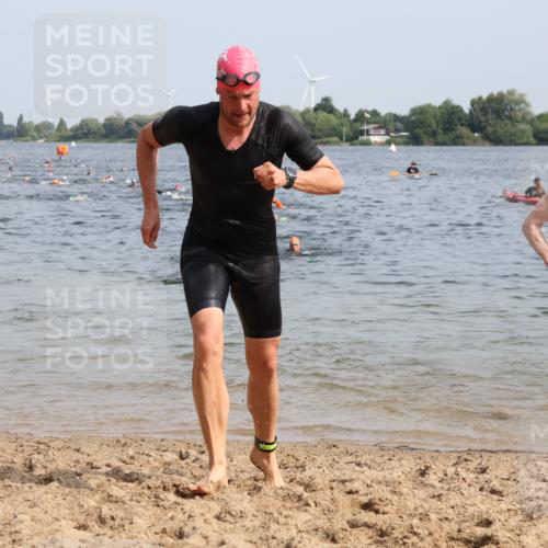 15.06.2025 - 27. Vierlanden-Triathlon Lena Gebhardt http://msf.ph/oto/8007006 15.06.2025 10:04:50 Schwimmen 389, 390, 400, 452 meine-sportfotos.de