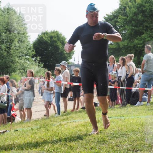 15.06.2025 - 27. Vierlanden-Triathlon KatJ http://msf.ph/oto/8007009 15.06.2025 10:05:56 Schwimmen 372, 392, 410, 435, 442, 450, 458 meine-sportfotos.de