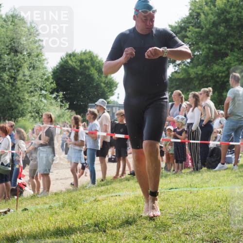 15.06.2025 - 27. Vierlanden-Triathlon KatJ http://msf.ph/oto/8007016 15.06.2025 10:05:56 Schwimmen 372, 392, 410, 435, 442, 450, 458 meine-sportfotos.de