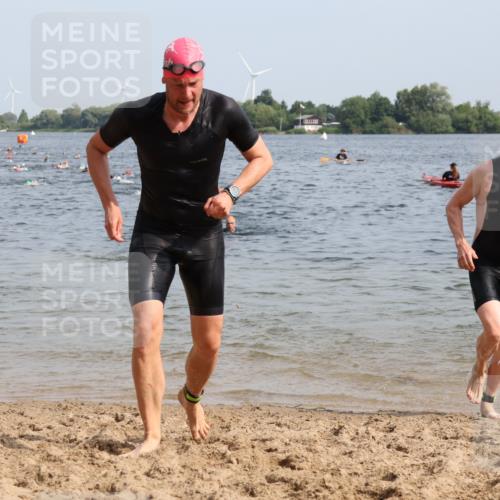 15.06.2025 - 27. Vierlanden-Triathlon Lena Gebhardt http://msf.ph/oto/8007026 15.06.2025 10:04:50 Schwimmen 389, 390, 400, 452 meine-sportfotos.de