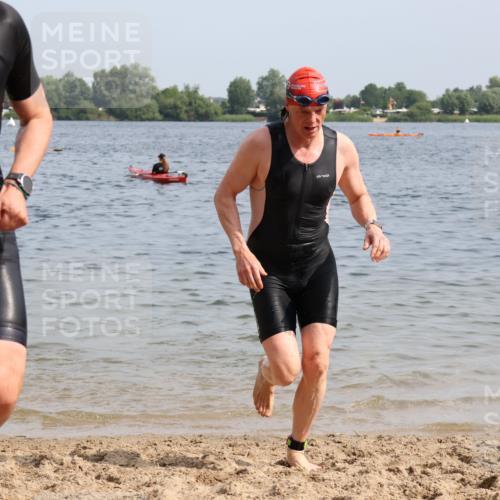 15.06.2025 - 27. Vierlanden-Triathlon Lena Gebhardt http://msf.ph/oto/8007046 15.06.2025 10:04:51 Schwimmen 389, 390, 400 meine-sportfotos.de