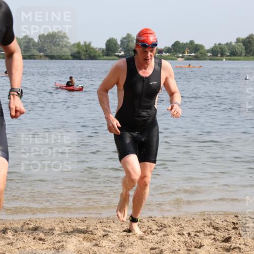 15.06.2025 - 27. Vierlanden-Triathlon Lena Gebhardt http://msf.ph/oto/8007061 15.06.2025 10:04:51 Schwimmen 389, 390, 400 meine-sportfotos.de