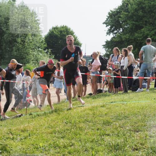 15.06.2025 - 27. Vierlanden-Triathlon KatJ http://msf.ph/oto/8007069 15.06.2025 10:05:59 Schwimmen 372, 410, 435, 442, 458 meine-sportfotos.de