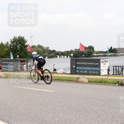 21.06.2025 - 27. Vierlanden-Triathlon H.Heesch http://msf.ph/oto/8007072 15.06.2025 12:07:53 Radfahren 881, 899, 908, 967, 980 meine-sportfotos.de