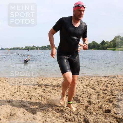 15.06.2025 - 27. Vierlanden-Triathlon Lena Gebhardt http://msf.ph/oto/8007076 15.06.2025 10:04:52 Schwimmen 389, 400 meine-sportfotos.de
