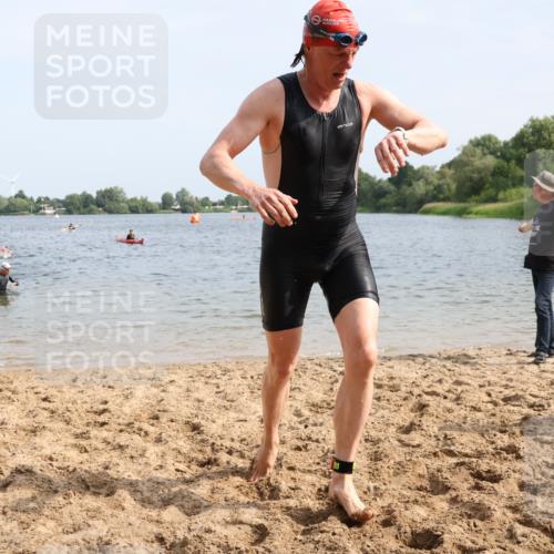 15.06.2025 - 27. Vierlanden-Triathlon Lena Gebhardt http://msf.ph/oto/8007092 15.06.2025 10:04:53 Schwimmen 389, 400 meine-sportfotos.de