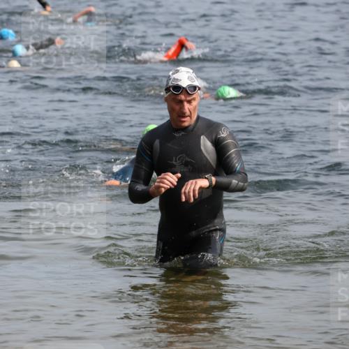 15.06.2025 - 27. Vierlanden-Triathlon Lena Gebhardt http://msf.ph/oto/8007098 15.06.2025 10:04:56 Schwimmen 389, 400, 412 meine-sportfotos.de