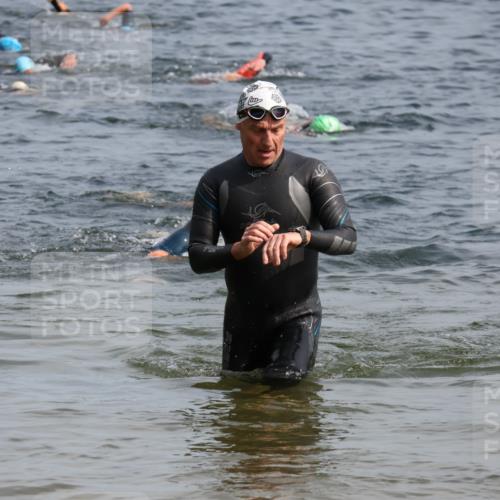 15.06.2025 - 27. Vierlanden-Triathlon Lena Gebhardt http://msf.ph/oto/8007107 15.06.2025 10:04:56 Schwimmen 389, 400, 412 meine-sportfotos.de