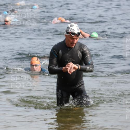 15.06.2025 - 27. Vierlanden-Triathlon Lena Gebhardt http://msf.ph/oto/8007114 15.06.2025 10:04:58 Schwimmen 389, 400, 412 meine-sportfotos.de