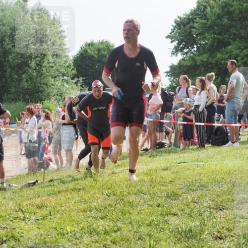 15.06.2025 - 27. Vierlanden-Triathlon KatJ http://msf.ph/oto/8007115 15.06.2025 10:06:00 Schwimmen 372, 410, 435, 442, 458 meine-sportfotos.de