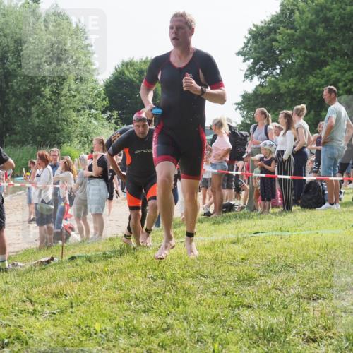 15.06.2025 - 27. Vierlanden-Triathlon KatJ http://msf.ph/oto/8007117 15.06.2025 10:06:00 Schwimmen 372, 410, 435, 442, 458 meine-sportfotos.de