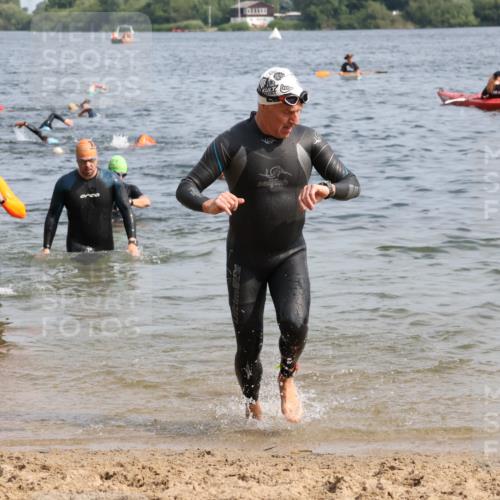 15.06.2025 - 27. Vierlanden-Triathlon Lena Gebhardt http://msf.ph/oto/8007150 15.06.2025 10:05:01 Schwimmen 389, 400, 412, 422 meine-sportfotos.de