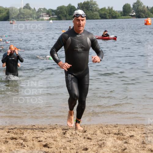 15.06.2025 - 27. Vierlanden-Triathlon Lena Gebhardt http://msf.ph/oto/8007169 15.06.2025 10:05:03 Schwimmen 364, 382, 412, 422 meine-sportfotos.de