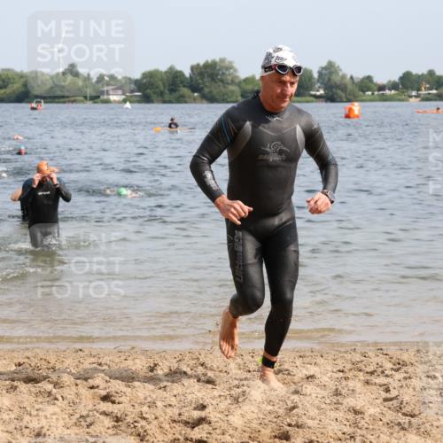 15.06.2025 - 27. Vierlanden-Triathlon Lena Gebhardt http://msf.ph/oto/8007177 15.06.2025 10:05:03 Schwimmen 364, 382, 412, 422 meine-sportfotos.de
