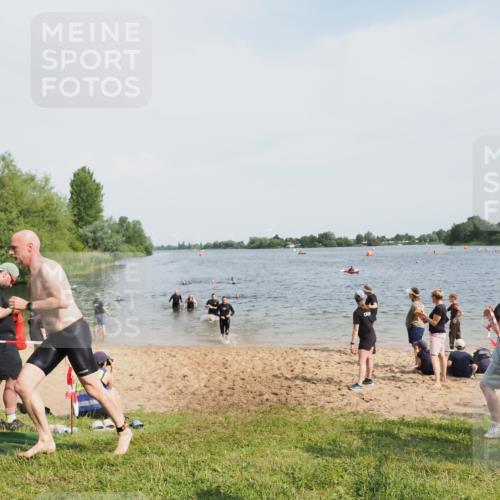 21.06.2025 - 27. Vierlanden-Triathlon MichiJ http://msf.ph/oto/8007197 15.06.2026 10:07:52 Schwimmen 371, 395, 407 meine-sportfotos.de