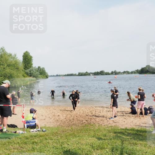 21.06.2025 - 27. Vierlanden-Triathlon MichiJ http://msf.ph/oto/8007233 15.06.2026 10:07:54 Schwimmen 371, 395, 407 meine-sportfotos.de
