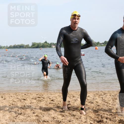 15.06.2025 - 27. Vierlanden-Triathlon Lena Gebhardt http://msf.ph/oto/8007268 15.06.2025 10:05:12 Schwimmen 364, 382, 384, 393, 402, 412, 422 meine-sportfotos.de