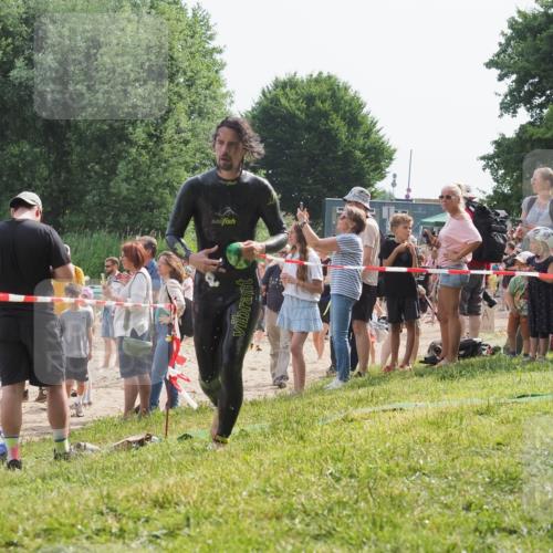 15.06.2025 - 27. Vierlanden-Triathlon KatJ http://msf.ph/oto/8007322 15.06.2025 10:06:09 Schwimmen 362, 369, 372, 381, 410, 418, 448 meine-sportfotos.de